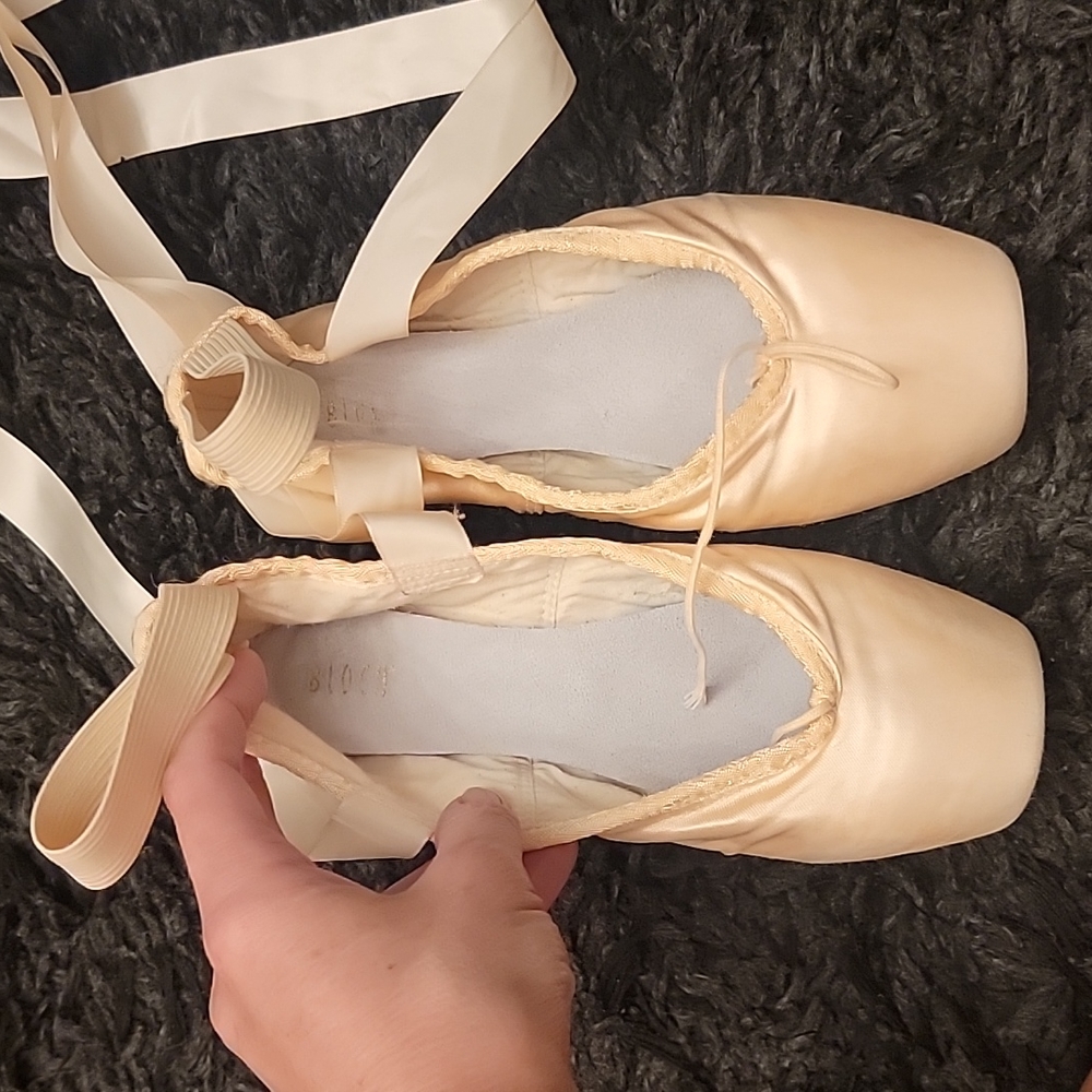 Ballet pointe shoes